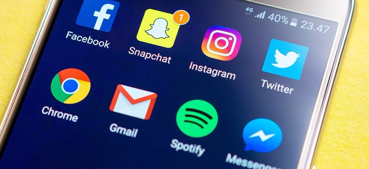hootsuite's tweet photo. Here’s our list of 10 types of social media and what they’re used for: https://t.co/zwaZK7Efww https://t.co/bcQopso3qK