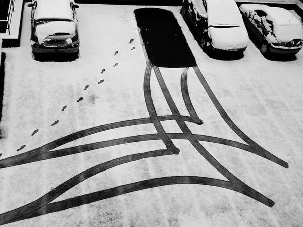 designershumor's tweet photo. Winter minimalism https://t.co/AoPTUJWXcQ