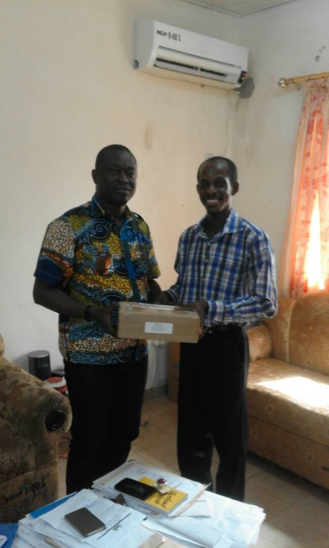 34MHEyeResearch's tweet photo. Dr Harrison Williams receives surgical instruments donated from @CarletonOptical for the new Makeni Eye Unit, Sierra Leone. Thank you! https://t.co/MNwX5NzTkd