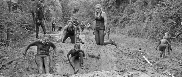 Modderrun: zo'n 1.750 deelnemers renden en klommen over een parcours van ruim 8 km door de Almeerse bossen > bit.ly/2tjBsrD