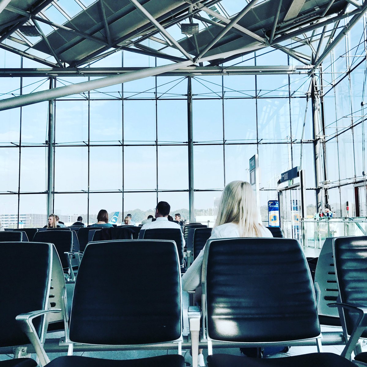 FNOMIS67's tweet photo. #Wartehallen. Bei #airberlin nennt man das #Wohnort. 😉 https://t.co/tLHuQDaR8N