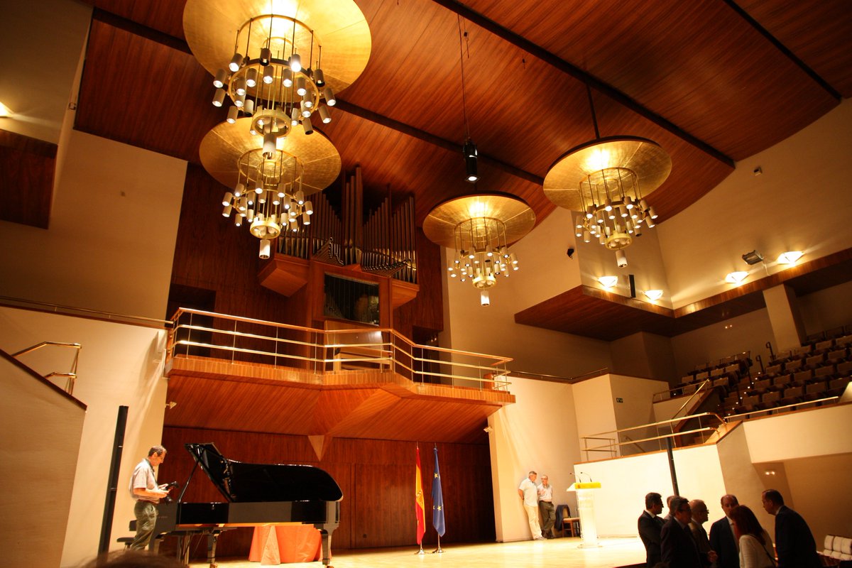 ColegioApostol's tweet image. Nuestra alumna Eva Diz, recogiendo el Premio Nacional de ESO en la Sala de Cámara del Auditorio Nacional de la Música (Madrid). Felicidades!
