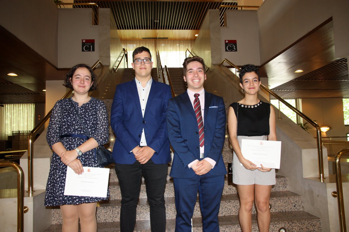 ColegioApostol's tweet image. Nuestra alumna Eva Diz, recogiendo el Premio Nacional de ESO en la Sala de Cámara del Auditorio Nacional de la Música (Madrid). Felicidades!