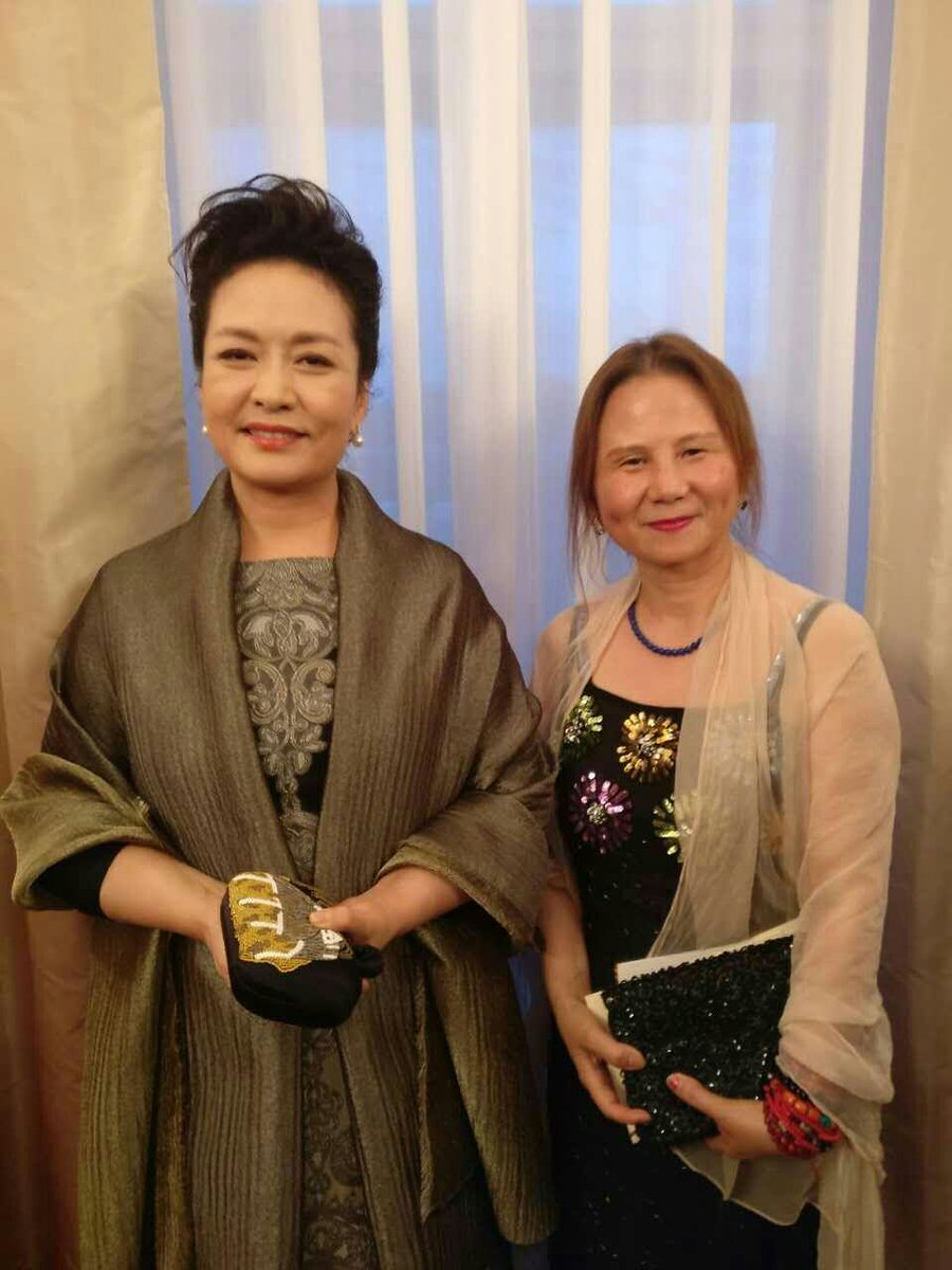 o66071443's tweet photo. 习近平彭丽媛德国访问期间身边合影女人是谁？ https://t.co/lWY8W1LSVa