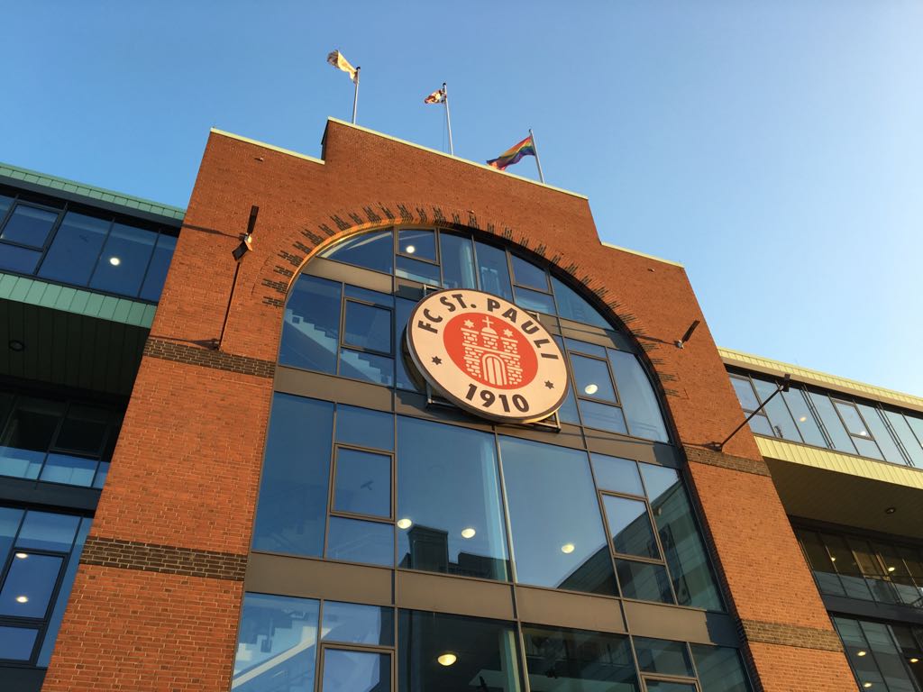 fcstpauli's tweet photo. Yes, we camp! Der FC St. Pauli bietet 200 Schlafplätze für DemonstrantInnen in der Haupttribüne des #Millerntor-Stadions #fcsp #G20HAM 1/5 https://t.co/d8GeH8wrOL