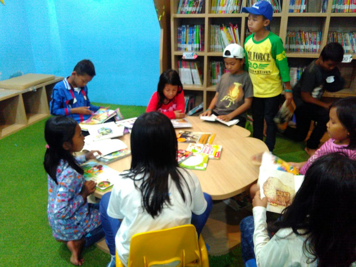 guyubbocah's tweet photo. Sobat #GuyubBocah kelas SD diajak berkeliling mengenal #Perpusda. Waww keren banget ya ruangannya.. 😍 #WisataPendidikanHAN https://t.co/xOYIf1VXO4