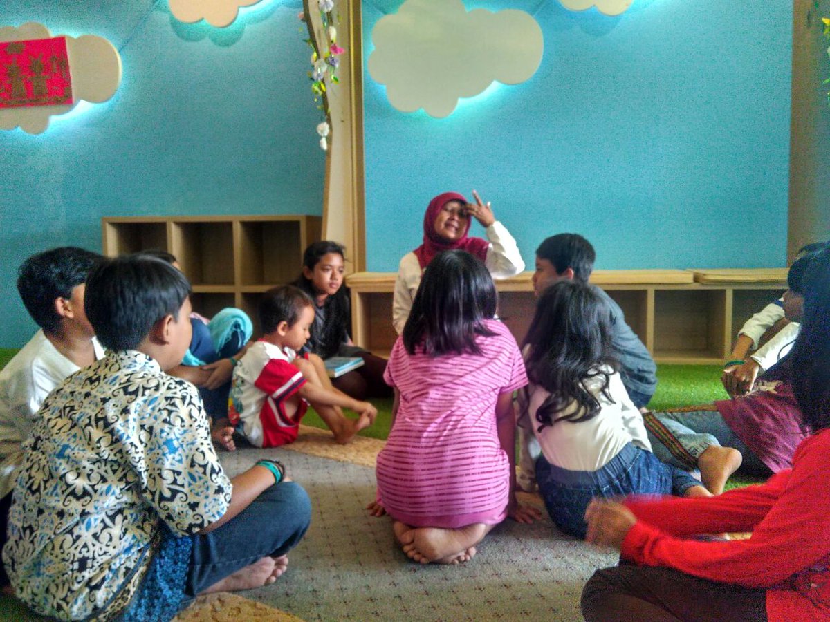 guyubbocah's tweet photo. Sobat #GuyubBocah kelas SD diajak berkeliling mengenal #Perpusda. Waww keren banget ya ruangannya.. 😍 #WisataPendidikanHAN https://t.co/xOYIf1VXO4