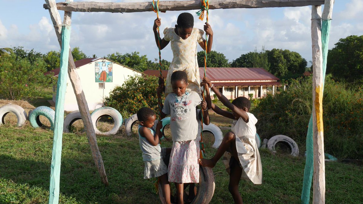 AInharrime's tweet image. No baloiço, cabe sempre mais uma e é lá que somos ainda mais felizes!