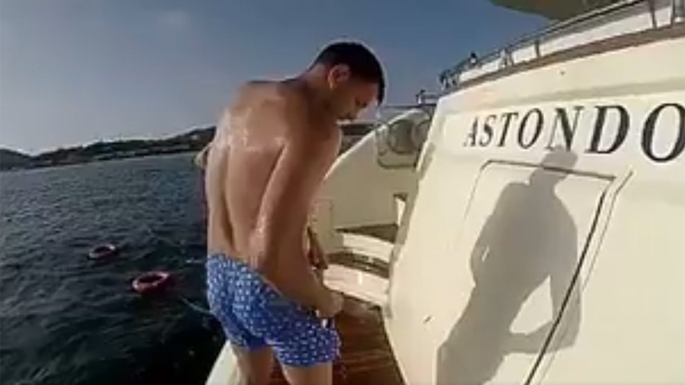 MARCABuzz's tweet photo. A @9FelipeReyes no se le moja al bañarse 🌊... y se lo enseña a @SoyElChapu https://t.co/o2xvgBbqVQ vía @marcabasket 📹 https://t.co/U1wrDEuIqS