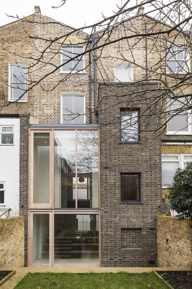 Arch_Republic's tweet image. Sooty brick &amp;amp; wood .. a beautiful three storey rear extension &amp;amp; internal refurbishment by @gundryducker architectsrepublic.com/2017/02/floren… #DMI #design