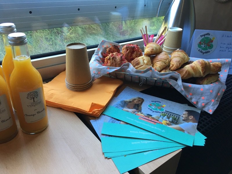 CelieEhou's tweet photo. @belletante Monsieur le directeur, avez-vous apprécié le petit-déjeuner livré par une ancienne #EMLyon @krofofo87 ? #Baguetteabicyclette https://t.co/g6aNdwv8x4
