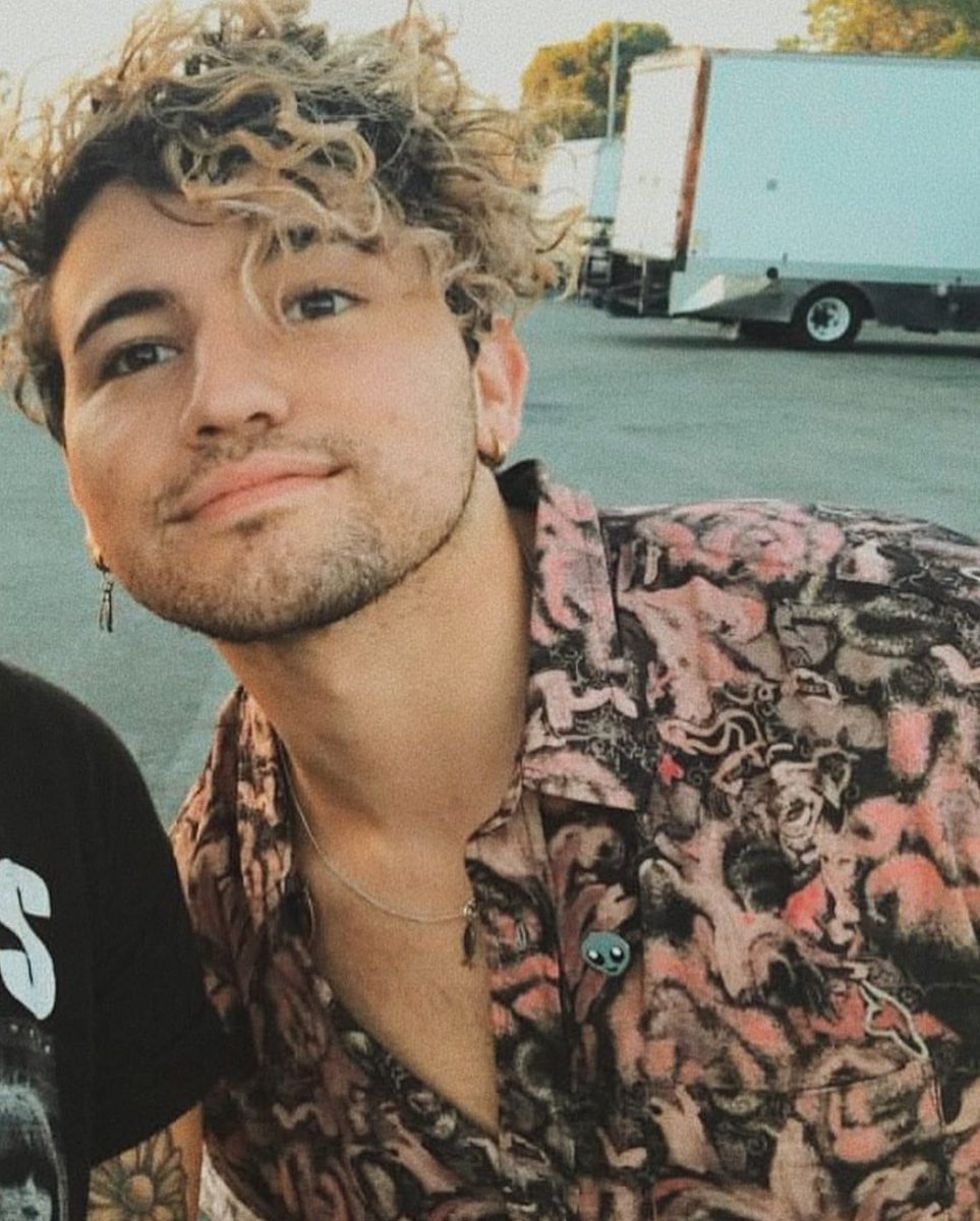 justin cloud caylen//1992//fucking lame//smoker and drinker//single//girl kisser//texas//fuck ig//adventurous//hit me up
~
#openrp