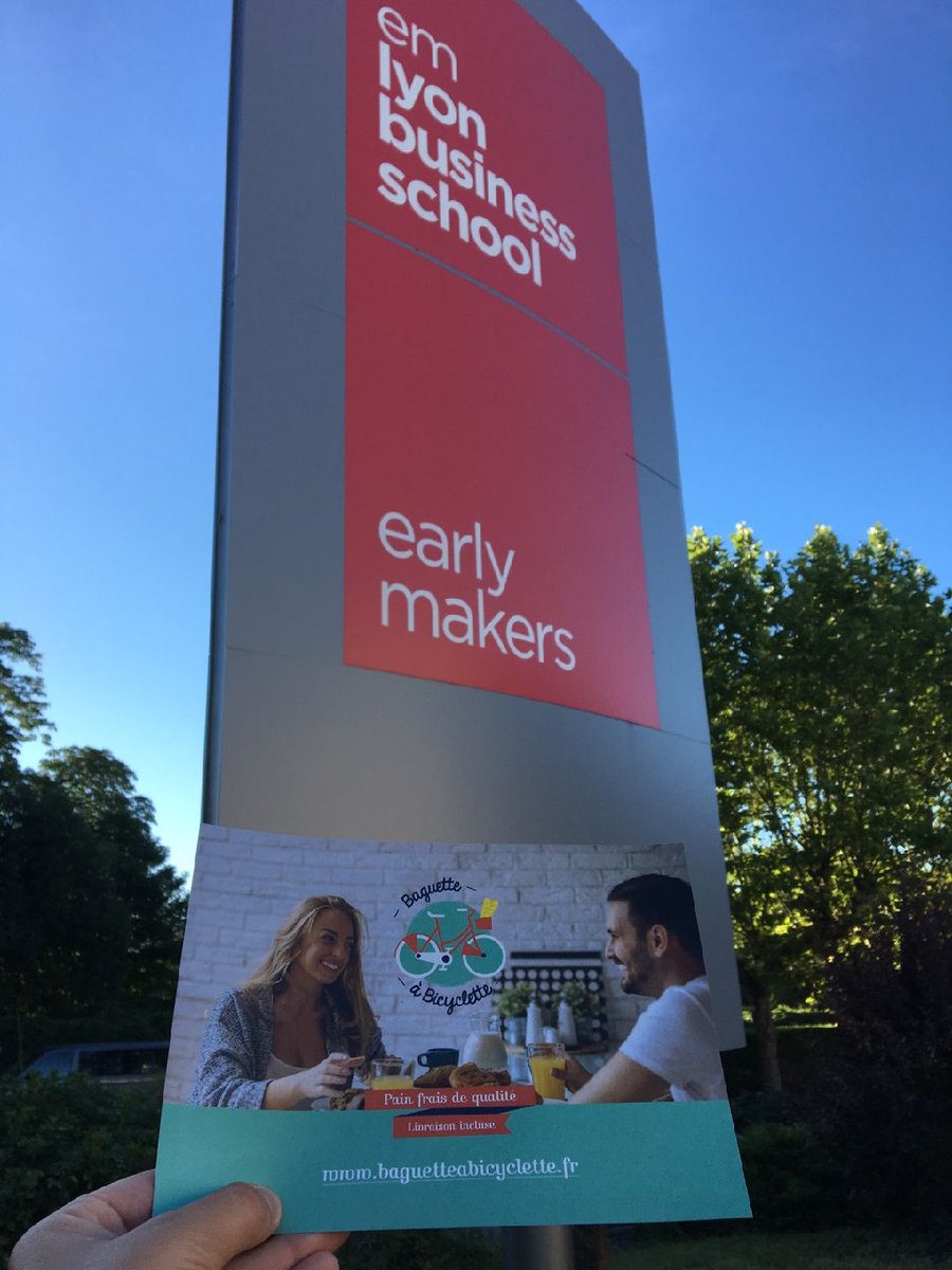 CelieEhou's tweet photo. Ce matin #Baguetteabicyclette livrait @EMLYON @EMLYONIncub @EMLYONFOREVER  @makerslab @EMLYONauFeminin ! https://t.co/olqvlucdPi