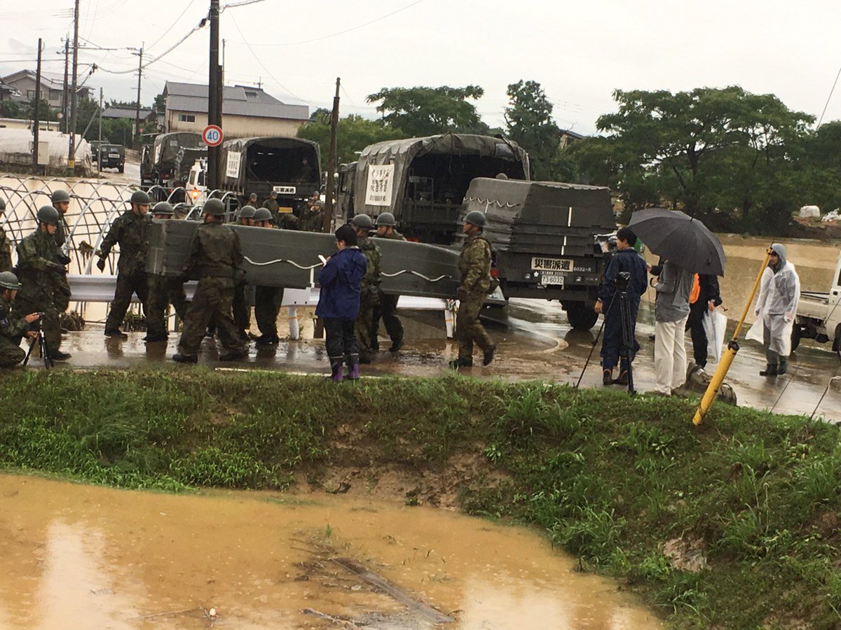 JGSDF_pr's tweet photo. 陸上自衛隊は、現在、福岡県と大分県において人命救助等に係る災害派遣活動を実施しています。画像は、第５施設団（小郡）の活動の様子です。#自衛隊 #陸上自衛隊 #災害派遣 #大雨 https://t.co/uTfsDfRsQ1