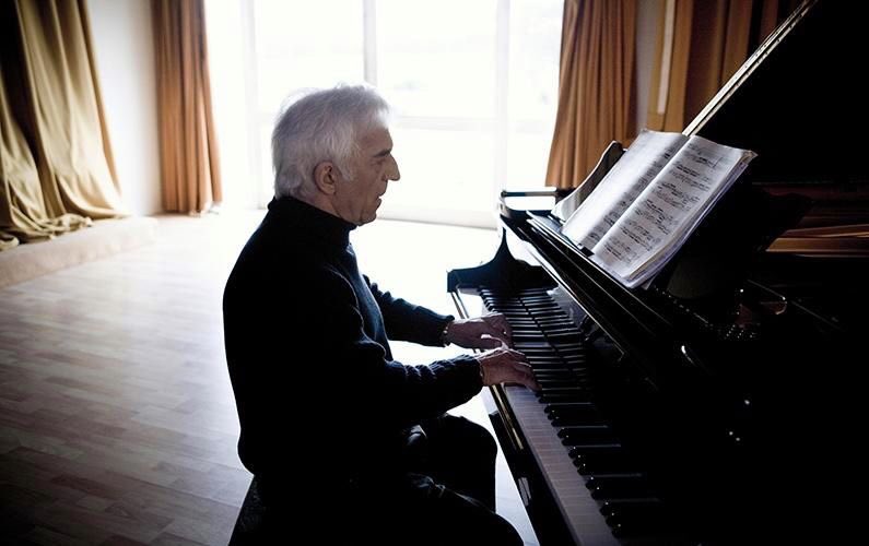 BR_Musicians's tweet photo. Happy 80th birthday to the great maestro Vladimir Ashkenazy!

What is your favourite recording of his? https://t.co/fYyLDoT4ZS