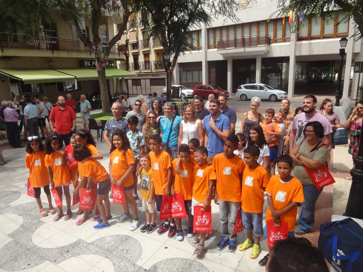 EUPetrer's tweet photo. En la recepción de los niños y niñas saharauis por parte del Ayuntamiento de #Petrer #VacacionesEnPaz https://t.co/ivSWLx6ubO
