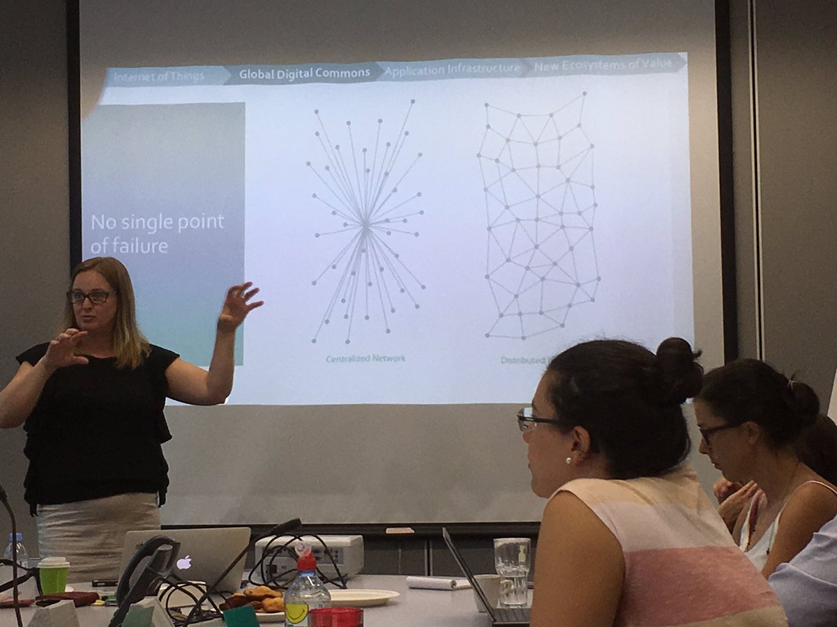 Centralized network vs distributed network. Talking about #blockchain and how to use it to build infrastructure for the SDGs