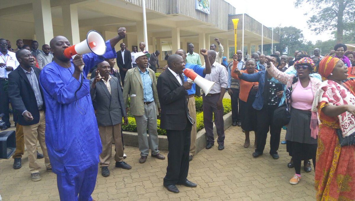 Hot_96Kenya's tweet image. Lectures won&apos;t go back to work until Sh10 billion is deposited in the accounts ~ UASU Sec Gen Wesonga.

#LecturersStrike