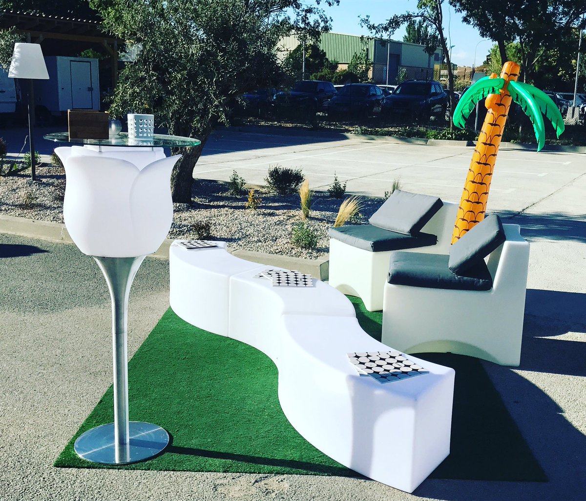 Un salon de jardin lumineux et multicolore pour des soirées cosy et originales #lumisky #batimex #jardinlumineux #aubagne #decoration