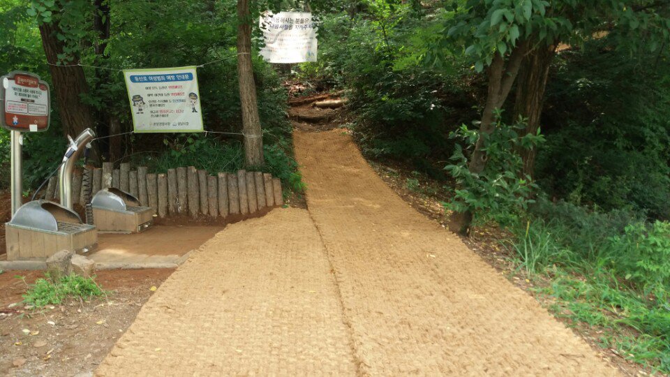 kew8306's tweet photo. 성남시에서는 이매역 영장산 등산로 입구에 야자매트를 설치하고 구미동 대지산 등산로에 
집중호우로 쓰러진 위험수목을 처리 등산을 하시는 시민들에게 안전하고 쾌적한 등산로를 제공하고 있습니다. @yooyhwan, @you5834, ,@lees10051 https://t.co/khOEZWLI0c