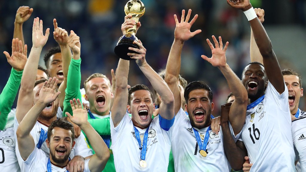 DFB_Team's tweet photo. Die Nummer 1️⃣ der 🌍 sind wir... 🎶 - die neue FIFA-Weltrangliste:
1️⃣: 🇩🇪
2️⃣: 🇧🇷
3️⃣: 🇦🇷
4️⃣: 🇵🇹
5️⃣: 🇨🇭
#DieMannschaft https://t.co/FHXkkv1blY