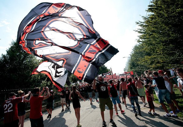 MilanPosts's tweet photo. Inter 15 tifosi 

Milan 5.000 tifosi 🔴⚫️ https://t.co/3RnQui953R