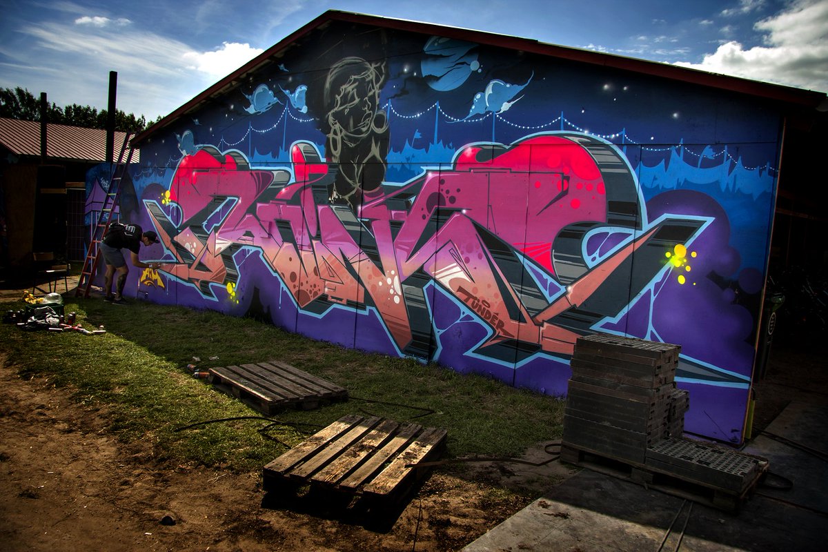 Metabunker's tweet photo. #Graffiti at Roskilde #rf17 @rapspotdk by @gbcratesfonzi74 &amp; @klausheinecke https://t.co/9thoaXwxKt https://t.co/ozA9hbWs50