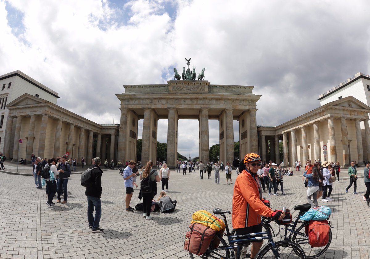 Just arrived in Berlin! Meeting Chancellor Angela Merkel later tdy, ahead of the #G20 summit that starts tmrw. – LHL bit.ly/2tP4iRh