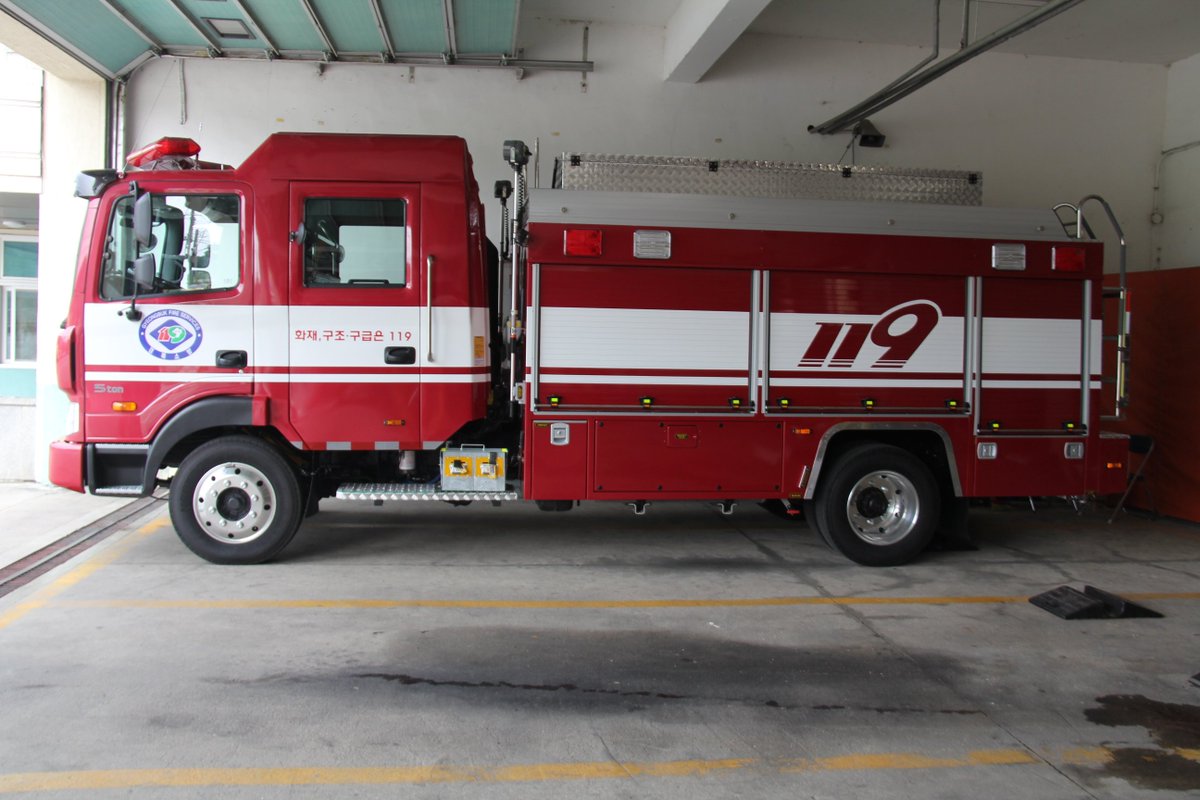 김천소방서는 6일 최신형 중형 소방펌프차를 다수119안전센터에 배치했습니다.   소방용수 3,000리터와 포소화약제 200리터를 적재할 수 있어 화재 등 각종 재난현장에 신속하게 대응하여 시민의 안전에 만전을 기할 수 있도록 하겠습니다.