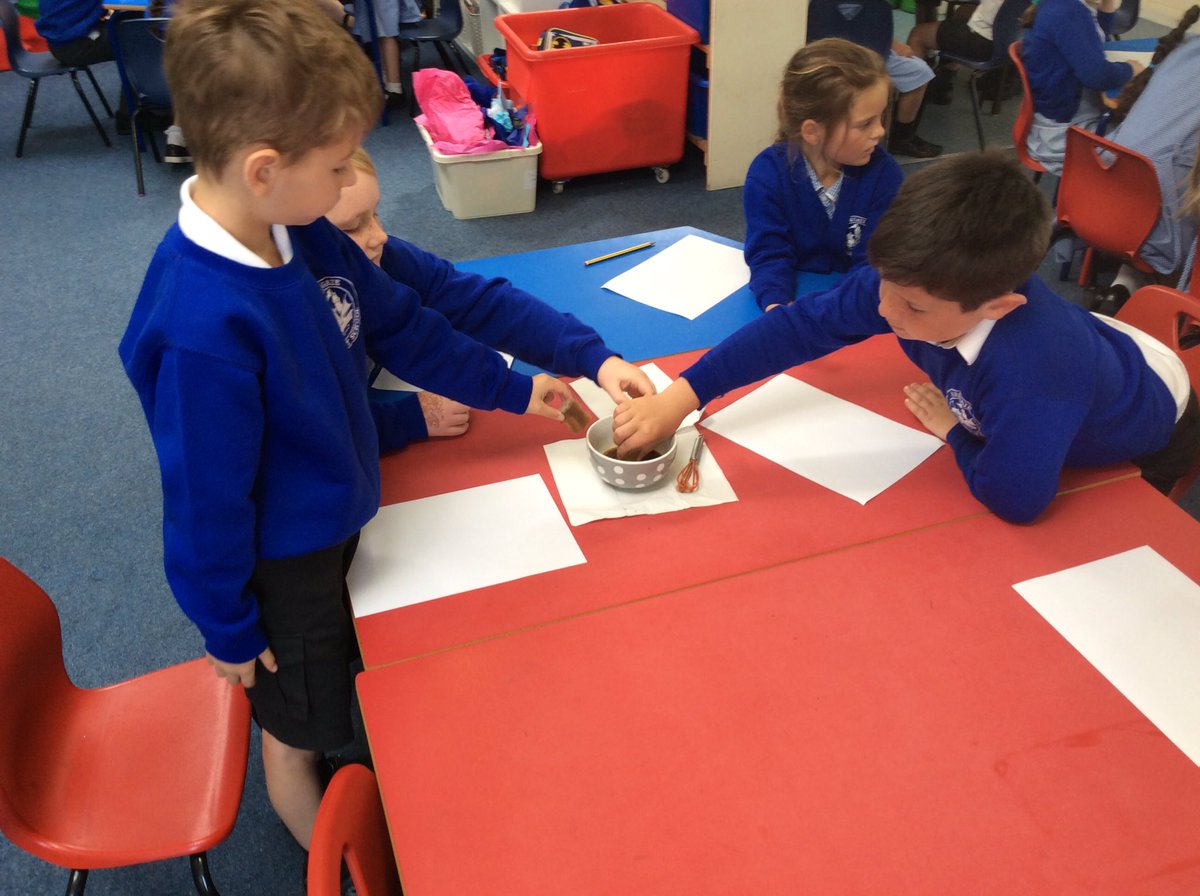 parkgate_pupils's tweet photo. Starting our 'Explorers Day' with Ed. #exploringpenguins https://t.co/afjYqOI9g0