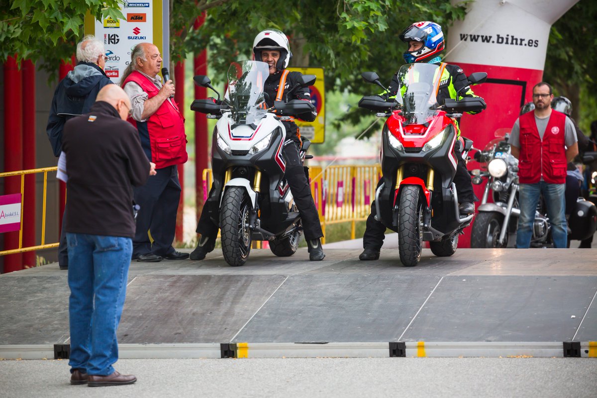 motosnet's tweet photo. Crónica y vídeo de nuestra particular @Rider1000_  600 km de curvas con 2 @HondaMotosES X-AVD: https://t.co/sroelKPivn por @EduFdezMaso https://t.co/nPMl7MuMeb