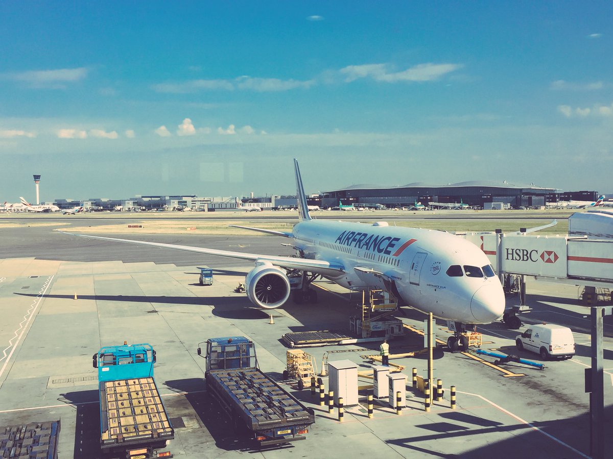 hookedblog's tweet photo. See you soon #Paris! Excited to be flying #AirFranceToParis 🇫🇷✈️ #spons #travel #streetart https://t.co/tzUSQIpNl7