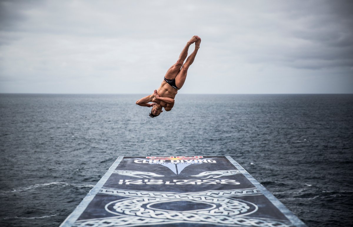 LifeProofFrance's tweet photo. Le vent ne pouvait rien face à la carrure de l'athlète #LifeProof @WallsJonathan lors du 1er @cliffdiving à Inis Mór 💨 #tbt 
📷 Romina Amato https://t.co/TrLN1vXgSc