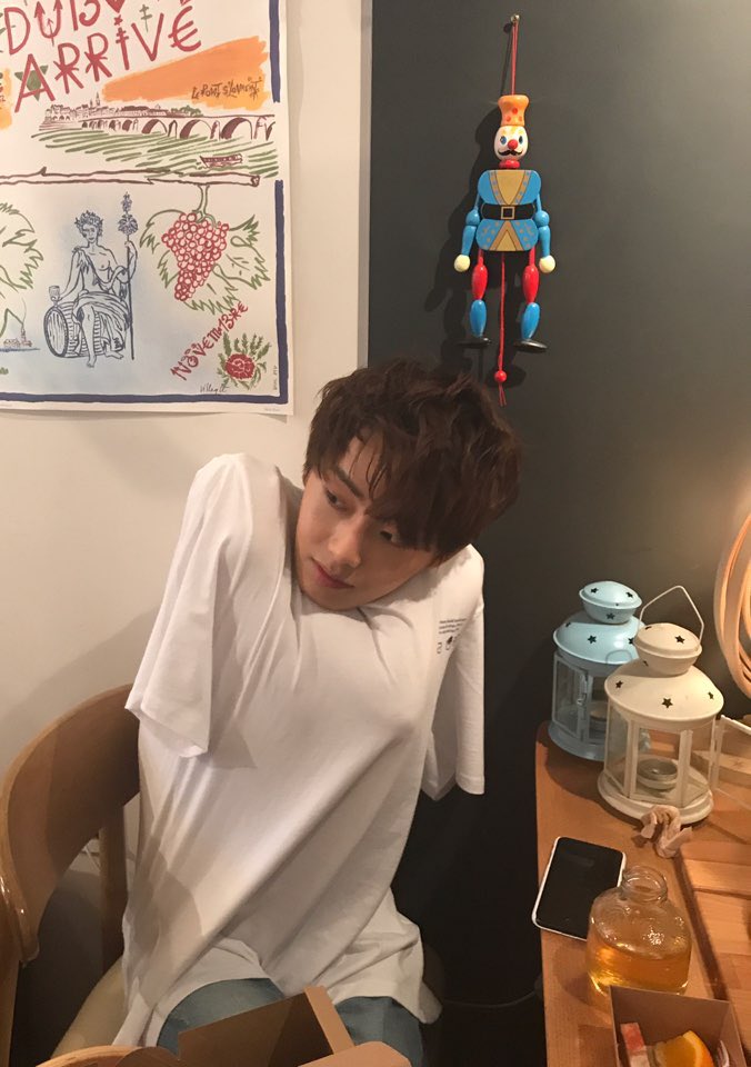 Official_Choon's tweet photo. [용국's] 용국군 추워요? (두팔쏘옥-) "네헤헤헤" https://t.co/fGgSoyTCJN