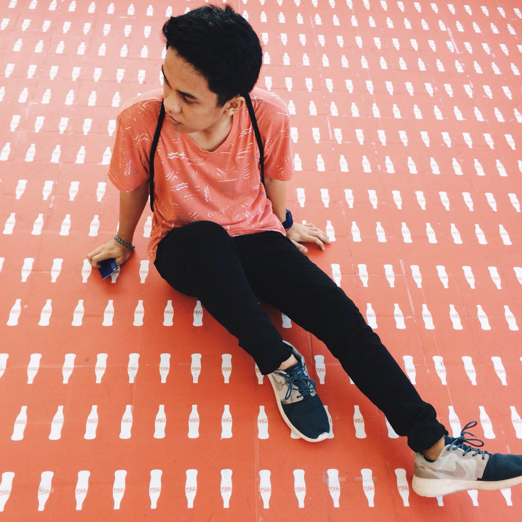 kielmarkg's tweet photo. When your shirt matches the floor. 😂🙈 #LRTLine1 #CentralTerminal https://t.co/GS8gnuymUS