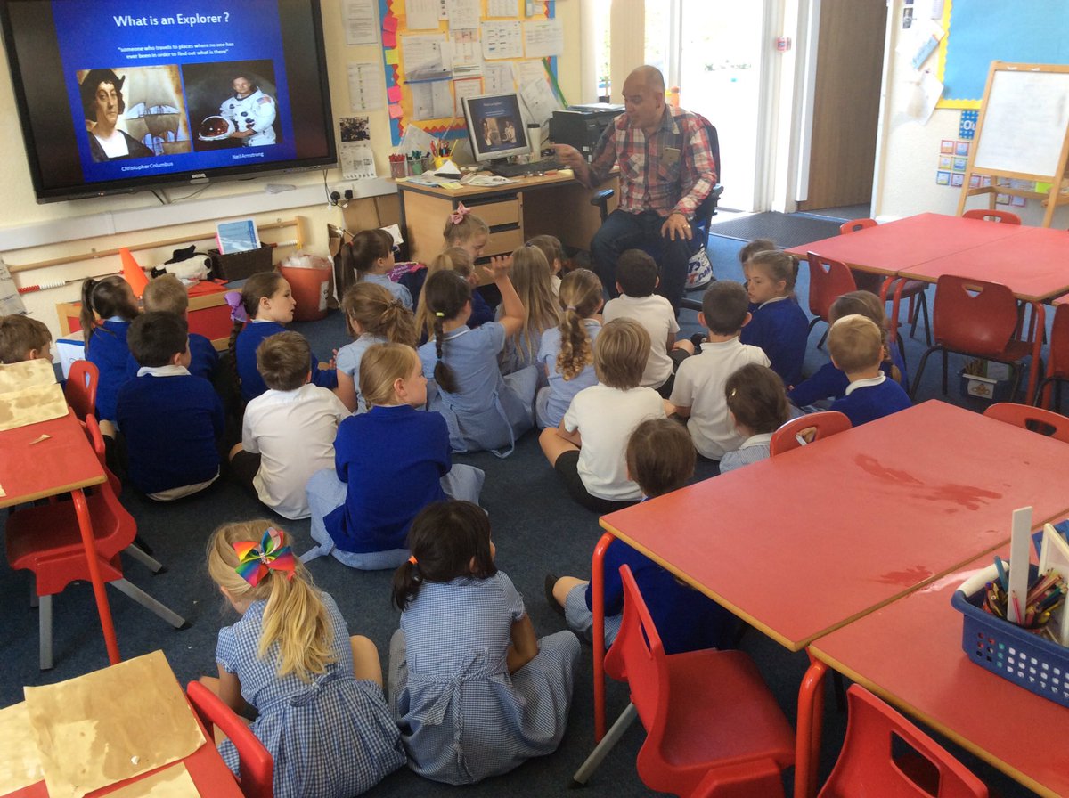 parkgate_pupils's tweet photo. Discussing explorers. #exploringpenguins https://t.co/bmUfxt48tI