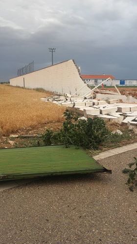 Los Fuertes Vientos que está sufriendo CLM en la zona de Albacete, derriban parte del Campo Municipal de Fútbol de <a href="/munera_cf/">MuneraCF</a>.