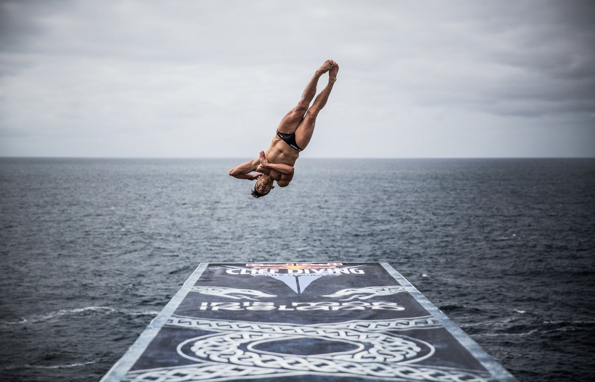 LifeProof_DE's tweet photo. #tbt Ein beherzter Sprung von Jonathan Paredes beim @RedBullCliffDiving in Inis Mór https://t.co/EhYS0brR9u