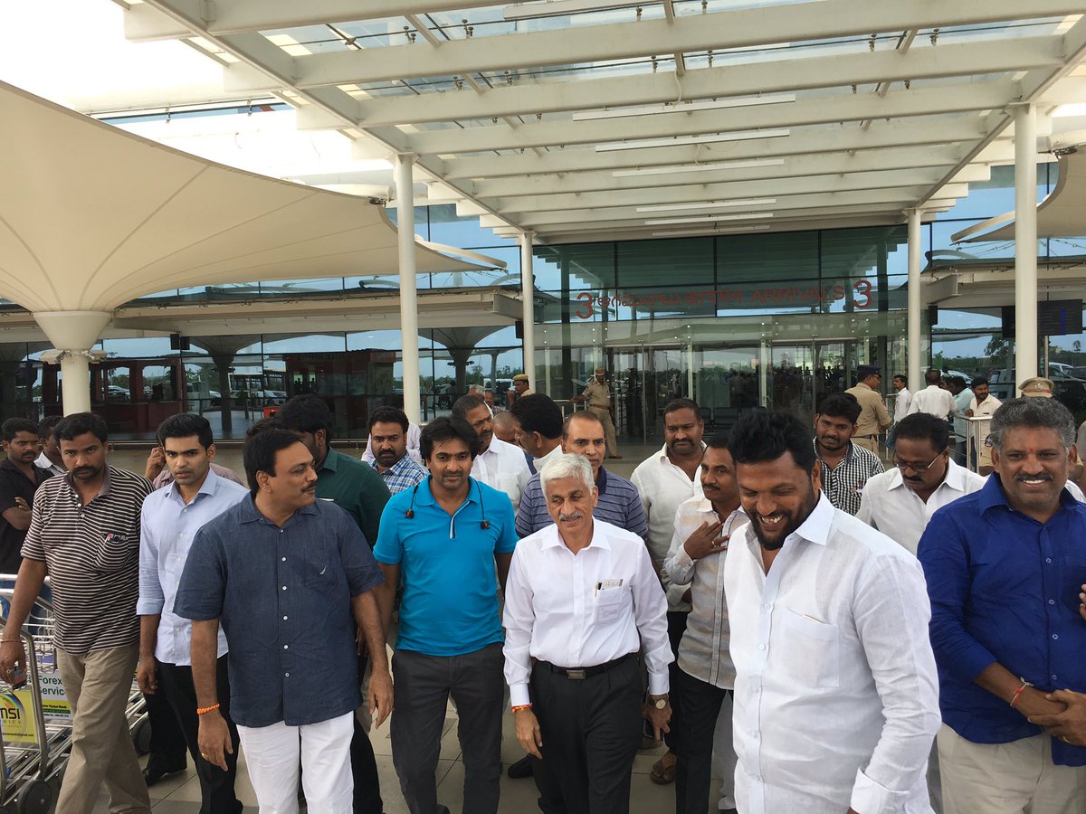 NaniChinnuu's tweet photo. @VSReddy_MP garu landed in Gannavaram for #YSRCPPlenary @chevireddyysrcp @LAppireddy @tbr_ysrcp @YSRCParty @YSRCPUSA @YSRCPNRI @ysrcpdmo https://t.co/0WS76end8m