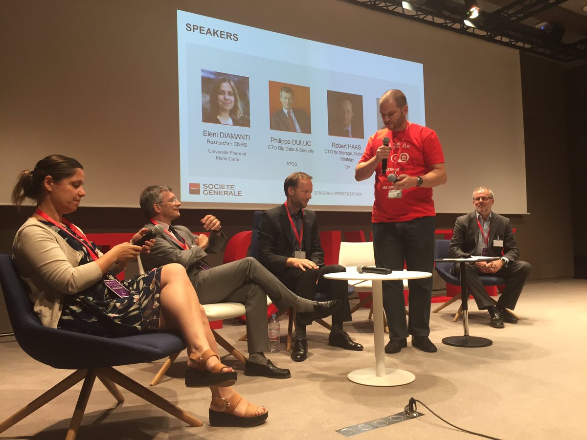 MorerePhilippe's tweet photo. Très beau panel pour la keynote sur #Quantumcomputing pendant la #SGTechWeek ! Anime par @GoetschyJS https://t.co/Nv5CugY0C4
