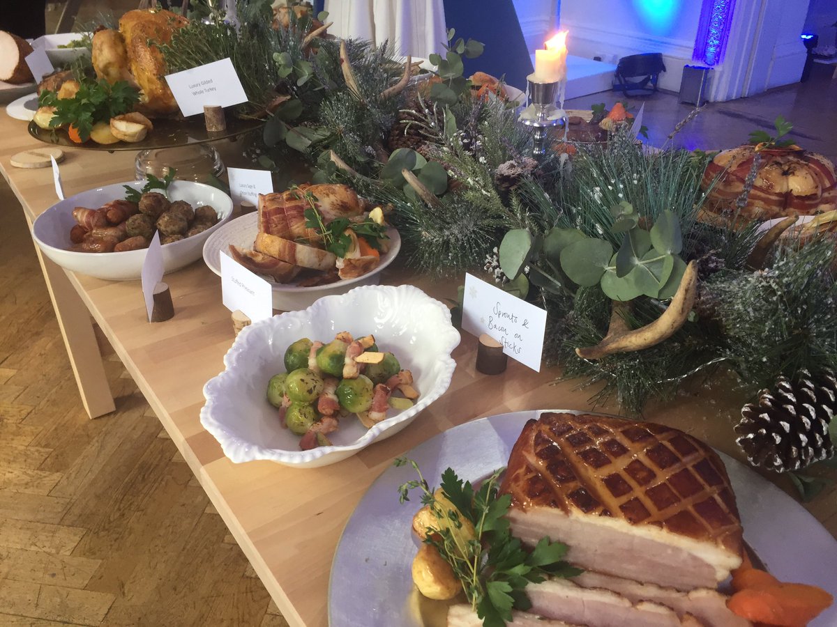 How your Christmas table could look this year... #IceXmas17 <a href="/IcelandFoods/">Iceland Foods ❄️</a>