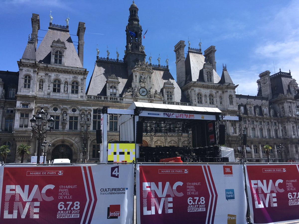 Paris's tweet photo. Derniers préparatifs pour le #FnacLive. 
Rendez-vous ce soir pour 3 jours de concerts gratuits ! 🎤

👉 https://t.co/EjgxCskWeW https://t.co/Kyq8GKl2bs