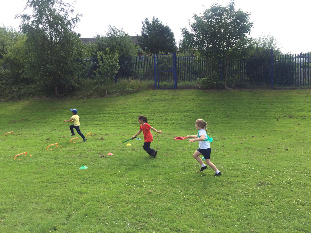 hurstknollstja's tweet photo. Reception and KS1 Sports Day #howfastcanyourun @BritAthletics https://t.co/gyFVFYCpZW
