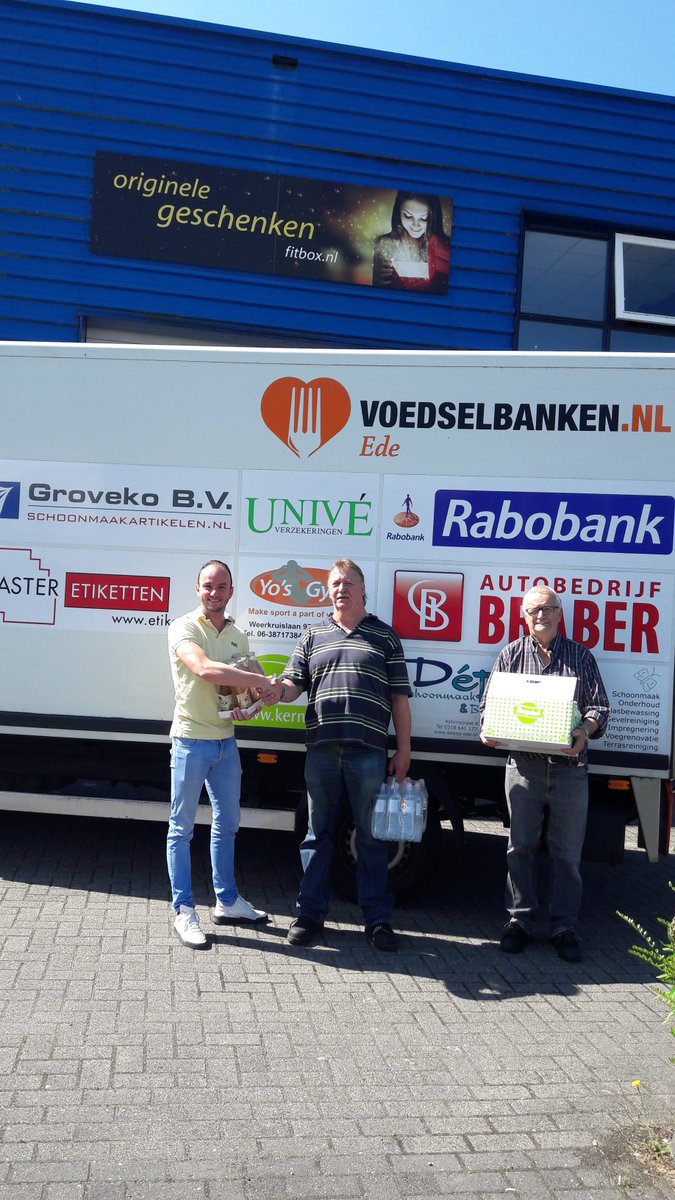 Vandaag de Voedselbank blij gemaakt met heerlijke eet- en drinkproducten van het afgelopen kerstseizoen.#voedselbank #eten #drinken #fitbox