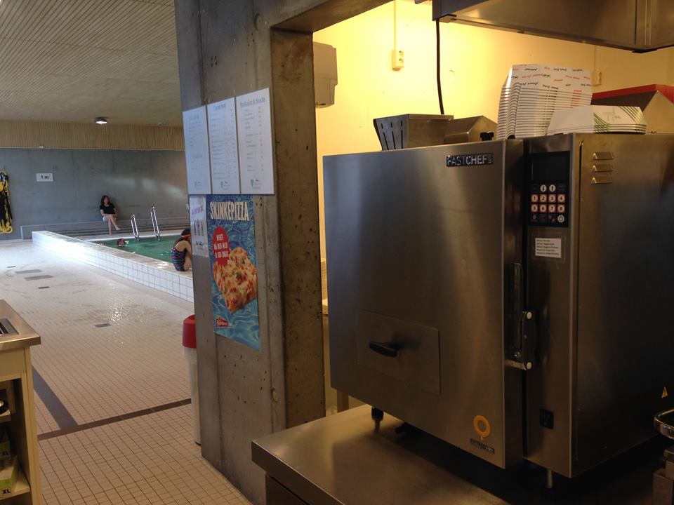 QualityFry's tweet photo. Fritura sana también en las piscinas gracias a nuestra freidora #sinhumos y #sinolores #FastChefElite🍤 Sin salida de humos #hosteleria https://t.co/ieDIGJPIhe