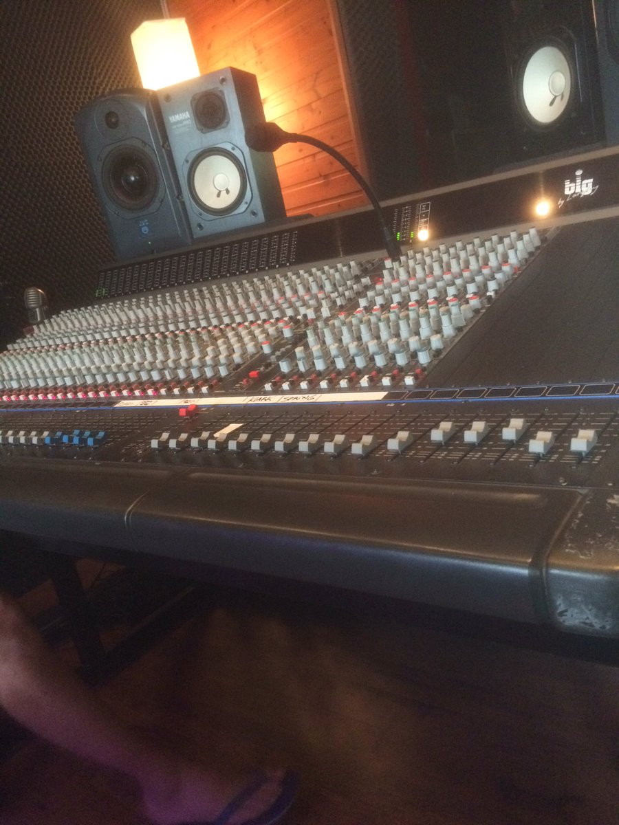lumoonrobin's tweet photo. Back In the lab for some funky sounds #greenhousestudio #deep #funk @Clairdelunerec https://t.co/Drilm9oa60