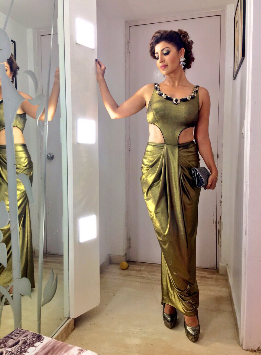 imdebina's tweet photo. Wearing @AlpaReena for #GoldAwards2017 styled by @ruchikajalan earrings by #nehagoel https://t.co/faGFvixjpI