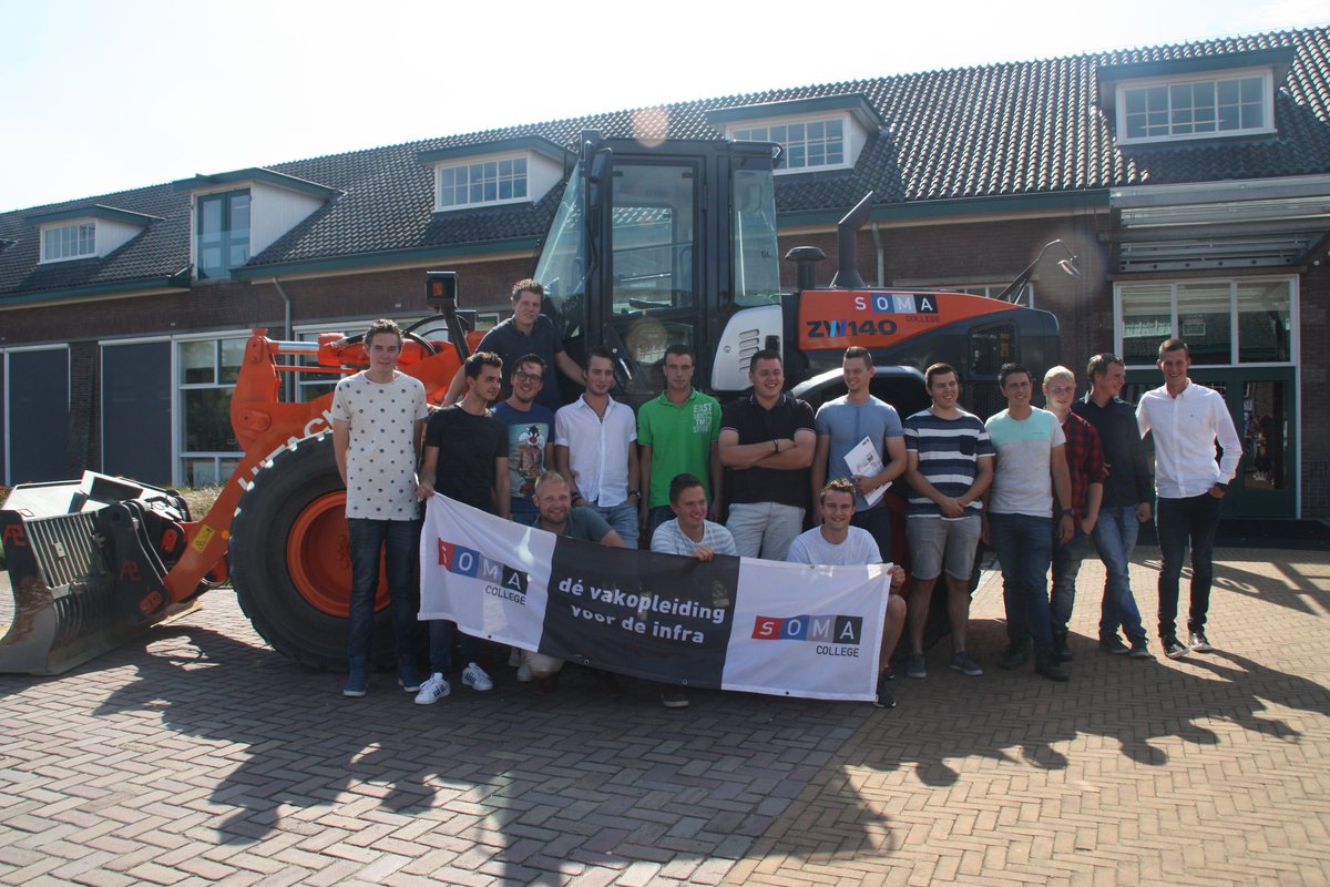 SOMACollege's tweet photo. Alle Straatmakers, Vakmannen gww en Uitvoerders hebben hun diploma op zak. Bekijk alle foto's op Facebook. https://t.co/SjXX0B9tUO https://t.co/uXmNsH9JqS