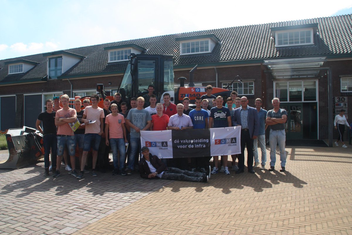 SOMACollege's tweet photo. Alle Straatmakers, Vakmannen gww en Uitvoerders hebben hun diploma op zak. Bekijk alle foto's op Facebook. https://t.co/SjXX0B9tUO https://t.co/uXmNsH9JqS