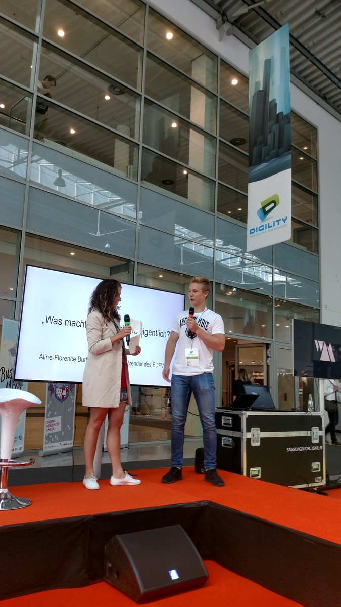 EDFVR1's tweet photo. Live on Stage #DIGILITY17 : Marlon aus Bielefeld, das jüngste Mitglied im #edfvr1 #HandsOnVR https://t.co/6JC53pM6Ba